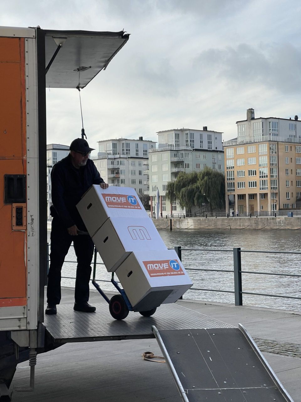 Move it flyttar kartonger från en flyttbil i Stockholm